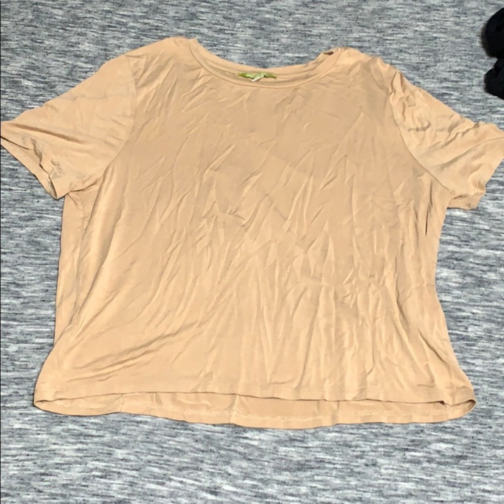 tan short sleeve shirt